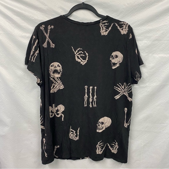 Divided Skull and Crossbones women’s tee black size Medium Skeleton Spooky - Picture 4 of 4